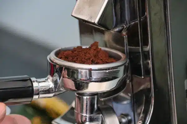 Giới thiệu về máy xay cà phê và vai trò của nó trong quá trình pha chế